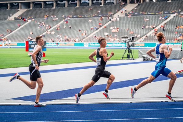 Robert Fuelle (SSV Ulm 1846), Artur Beimler (SC DHfK Leipzig e.V.), Rocco Martin (SG Motor Gohlis-Nord Leipzig) ueber 800m waehrend der deutschen Leichtathletik-Meisterschaften im Olympiastadion am 25.06.2022 in Berlin